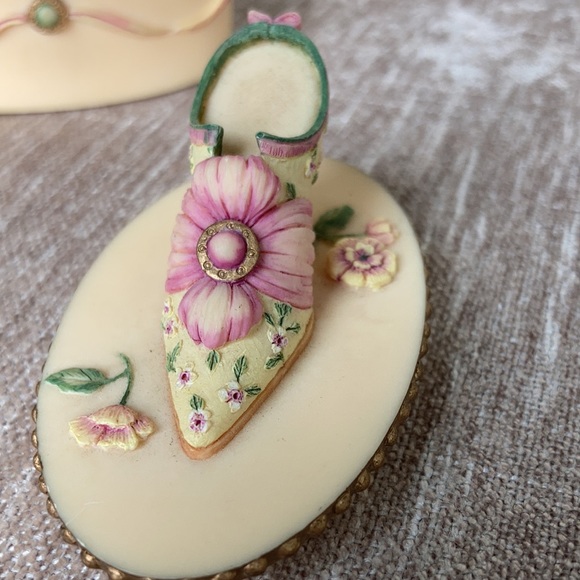 Willow Hall Victorian shoe trinket box - Picture 7 of 13